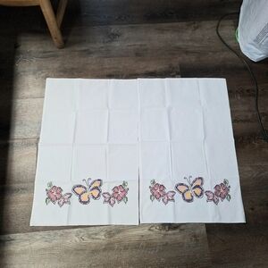Vintage Embroidered " Flowers & Butterfly" Queen Pillow Case Set of 2 🌸🦋
